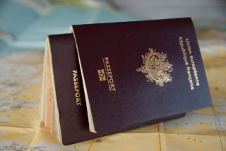 שני דרכונים